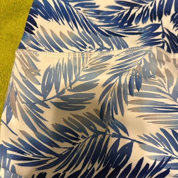 FABLETICS Salar Printed PowerHold Yoga Capri Sz XS (2-4) Compression Fabric - Picture 6 of 6